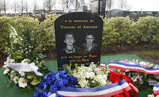 La stèle en hommage à Vincent et Antoine au cimetière de Linsellesn dans le Nord.