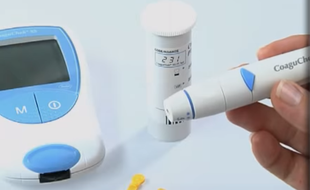 CoaguChek INRange, autotest connecté par Bluetooth qui doit faciliter le traitement à domicile des patients sous anticoagulants, vient d’être lancé fin mai 2016.