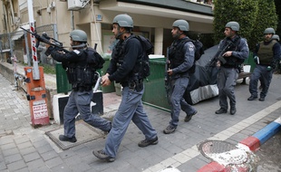Des forces de l'ordre patrouillent dans Tel Aviv à proximité du bar visé par le tireur.