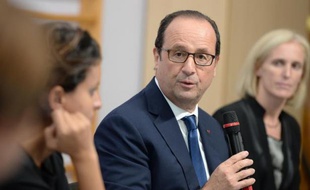 François Hollande parle aux parents et aux enseignants lors d'une visite au groupe scolaire Ronsard, le 9 octobre à Angoulême