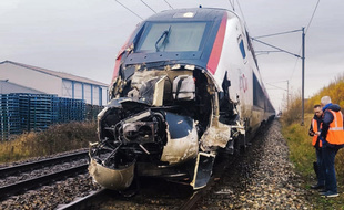 Des dégâts impressionnants sur le TGV qui a percuté un tracteur.