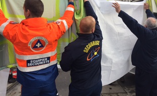 Les secouristes ont pris en charge une trentaine de personnes choquées ou blessées, après l'assaut à Saint-Denis, ce mercredi.