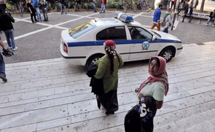 Des femmes Roms devant le tribunal de Larissa, le 21 octobre 2013