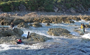 Une dizaine de militants nationalistes japonais ont débarqué quelques heures sur une île de l'archipel des Senkaku contesté par Pékin, pour y planter le drapeau japonais.