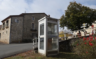 Une cabine téléphonique à Noailles, le 20 octobre 2015.
