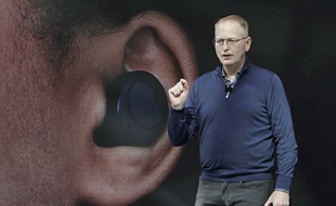 Dave Limp lors de la présentation des écouteurs Echo Buds, le 25 septembre.