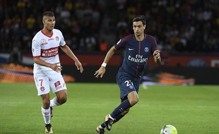 Zinedine Machach et Javier Pastore au Parc des Princes, le 20 août 2017, lors du match opposante le PSG au TFC.