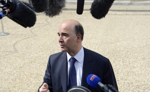 Le ministre de l'Economie, Pierre Moscovici, a accusé dimanche l'opposition, et en particulier Jean-François Copé et François Fillon, de "participer au +french bashing+", le dénigrement de la France, et de manquer de dignité, dans une interview sur Radio J.