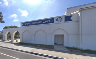 Des élèves du lycée de Newport Beach ont créé la polémique en posant à côté d'une croix gammée.