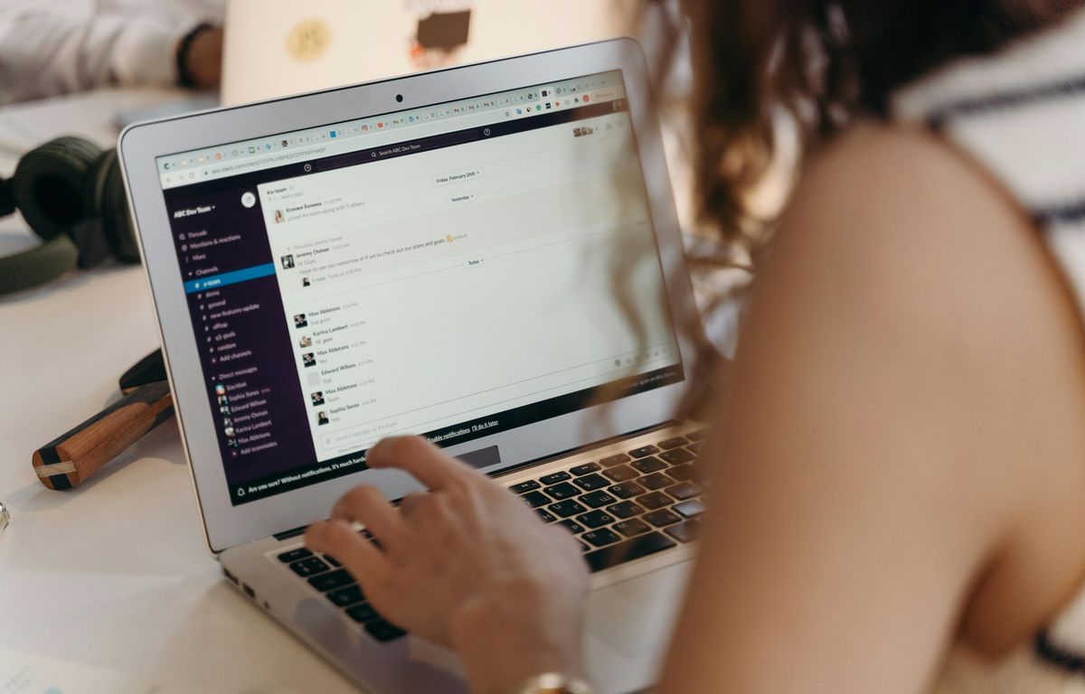 « La situation se débloque direct »... Ces femmes entrepreneuses s'inventent un assistant masculin pour être prises au sérieux