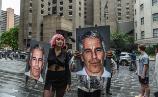 Le portrait de Jeffrey Epstein brandi par des manifestants devant la prison de ew York ou était enfermé l'homme d'affaires américain, accusé de viols sur mineures, en juillet 2019.