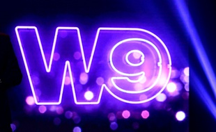 Le logo de W9, lors d'une conférence de presse, en 2017.