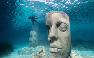 A Cannes, l’expo sous-marine « interroge l’homme sur son rapport à la mer »