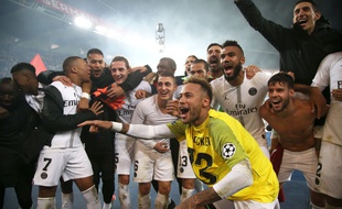 Neymar fête la victoire du PSG contre Liverpool au au milieu de ses coéquipiers, le 28 novembre 2018.