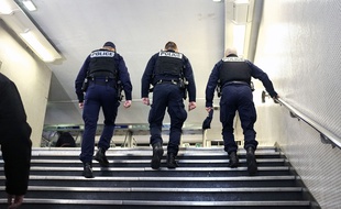 Des policiers dans le métro. (Illustration)