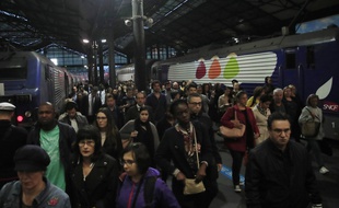 Des usagers de la SNCF sur un quai de la gare Saint Lazare à Paris, le 24 septembre 2019 (illustration).
