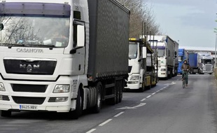 Des routiers bloquent l'entrée d'un site industriel à Nantes le 27 janvier 2015