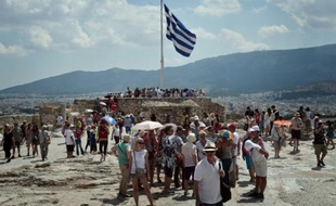 Des touristes visitent l'Acropole à Athènes, le 30 juin 2015