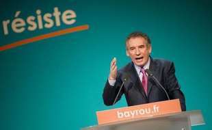 Quatrième homme des sondages, François Bayrou, en meeting samedi soir à Toulouse, a voulu convaincre, à un moment qu'il juge "crucial" de la campagne, les électeurs et responsables politiques mécontents ou indécis qu'il pouvait être l'homme du recours face à Hollande et Sarkozy