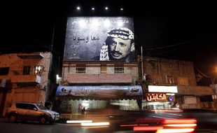 Un portrait géant de l'ancien leader palestinien Yasser Arafat dans les rues de Beit Hanina, près de Jérusalem, le 3 novembre 2014