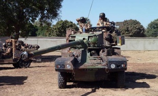 La crise malienne a pris mercredi une nouvelle dimension internationale, avec une prise d'otages massive sur un site gazier en Algérie, organisée en représailles à l'intervention, dans les airs puis au sol, des soldats français contre les bastions islamistes au Mali.