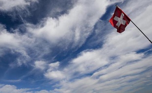 La Suisse a émis mercredi un emprunt de 232,5 millions de francs suisses (222,8 millions d'euros), à un prix de 116% et assorti d'un taux d'intérêt de 1,50%. En conséquence, le taux de rendement est de -0,055%