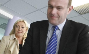 Steeve Briois (au premier plan), et Marine Le Pen, lors du vote pour le second tour de l'élection cantonale 2011 à Hénin-Beaumont, le 27 mars 2011.