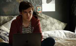 Nick Robinson dans Love, Simon de Grag Berlanti