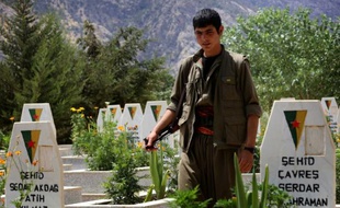 Un membre du PKK arpente le 29 juillet 2015 le cimetière des combattants kurdes, au pied des montagnes de Qandil, au nord de l'Irak