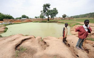 Le Nigeria reçoit les 9 et 10 mai une conférence internationale sur l'épidémie d'empoisonnement au plomb, en voie d'extinction, qui a tué plus de 400 enfants depuis 2010 dans le nord de ce pays, le plus peuplé d'Afrique, selon l'ONG Human Rights Watch (HRW).