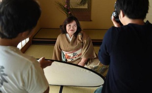 Vêtue d'un kimono et sagement agenouillée sur un tatami, Yasue Tomita, 61, pose le 17 mars 2015 à Tsurugashima dans la prefecture de Saitama, avant de faire ses débuts d'actrice pornographique