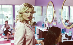 Kirsten Dunst, coiffeuse dans la deuxième saison de Fargo.