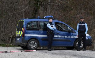 Des gendarmes postés au "Col de Marocaz" près de Cruet, là où Nordahl Lelandais a emmené les enquêteurs sur le site où ont été retrouvés les ossements d'Arthur Noyer.
JEAN-PIERRE CLATOT / AF