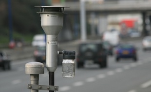 Pollution automobile. station de detection et d'analyse des polluants mise en place par l'ORAPIP. (Observatoire Regional de l'air en Midi Pyrenees.). Rocade.