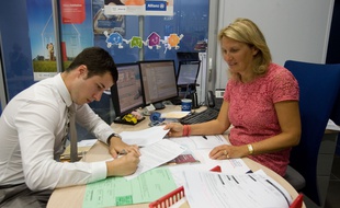 Signature d'un contrat auto dans un cabinet d'assurance.