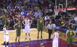 LeBron James rate un lancer-franc lors du match entre Cleveland et Utah le 21 janvier 2015.