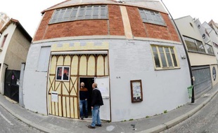 A Paris, les squats artistiques, espaces vides occupés à des fins de création, sortent peu à peu de l'illégalité grâce à des conventions avec la Ville qui leur permettent de disposer légalement et temporairement de bâtiments vides.