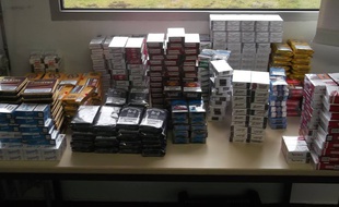 562 paquets de cigarettes et de tabac ont été retrouvés par les gendarmes dans un domicile d'Aurignac, en Haute-Garonne, le 4 janvier 2016.