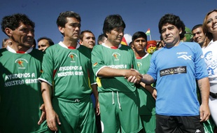Evo Morales et Diego Maradona lors d'un match caritatif en 2008.