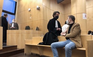 Rachid Hami et son avocat Me Jean-Guillaume Le Mintier ici lors du délibéré du procès Saint-Cyr. Jallal Hami était mort noyé en 2012 lors d'un exercice de bahutage.