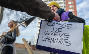 Des cagnottes en ligne et des caisses en libre-service lors des manifestations ont été crées pour venir en aide financièrement aux grévistes.