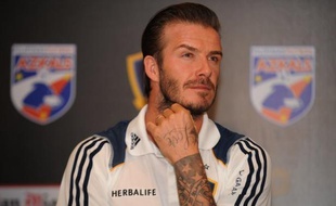 David Beckham "a dit oui au Paris SG", selon la Une du journal Le Parisien-Aujourd'hui en France à paraître mercredi, tandis qu'un proche du Spice Boy interrogé par l'AFP mard soir a démenti cet accord: la saga de l'hiver autour du club de la capitale continue.