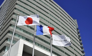 Les drapeaux japonais et français devant le siège de Nissan à Yokohama.