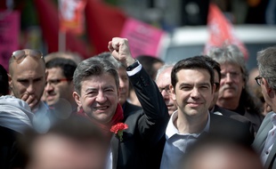 Jean-Luc Mélenchon, du Front de Gauche (à gauche) et Alexis Tsipras de Syriza (à droite), lors d'une manifestation contre l'austérité à Paris, le 12 avril 2014.