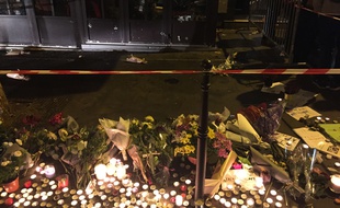Les impacts de balles sont bien visibles sur la façade du bar La bonne bière, le 14 novembre 2015, à Paris.
