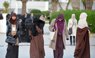 Cinq étudiantes tunisiennes ont rejoint le mouvement de grève de la faim entamée mercredi par cinq de leurs camarades pour revendiquer le port du niqab (voile dissimulant le corps et le visage) en classe et durant les examens, a annoncé samedi le coordinateur salafiste de ce mouvement