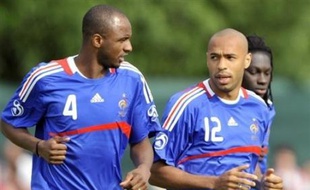 Le sélectionneur de l'équipe de France Raymond Domenech pourrait revenir à un système avec une seule pointe, un 4-2-3-1 avec Thierry Henry seul aux avant-postes, en vue de France-Pays Bas, vendredi, deuxième match des Bleus à l'Euro-2008 (Gr.C).