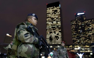 Un soldat français patrouille dans le quartier d'affaires de La Défense en bordure de Paris, le 24 novembre 2015