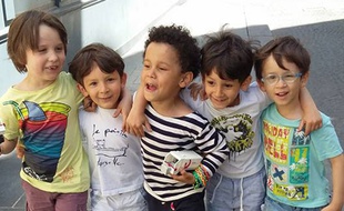 Ambassadrice de Happy Sharing, Karine Ullah, maman de triplés, garde parfois deux petits garçons.