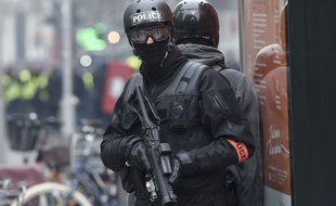 Un policier armé d'un lanceur de balles de défense pendant une manifestation des « gilets jaunes ».